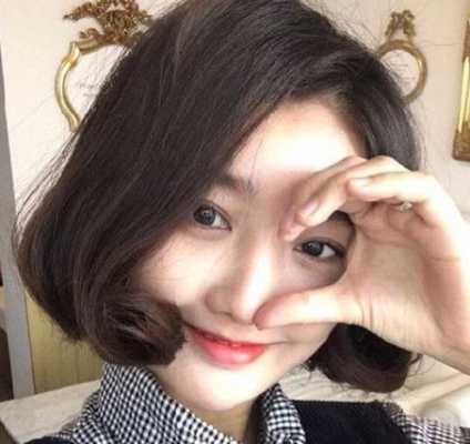 头发厚的女生适合什么发型（头发干枯毛燥分叉还有点硬是做柔顺好还是软化好）