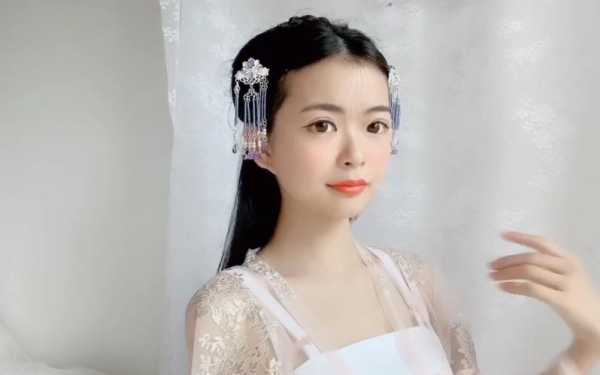 古装的头发怎么梳的（汉服头饰怎么梳）
