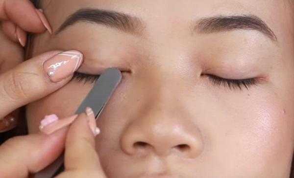 肿眼睛怎么贴双眼皮（肿眼睛怎么贴双眼皮贴）