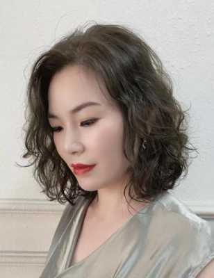 女人四十适合什么发型（40—50女人烫什么发型）