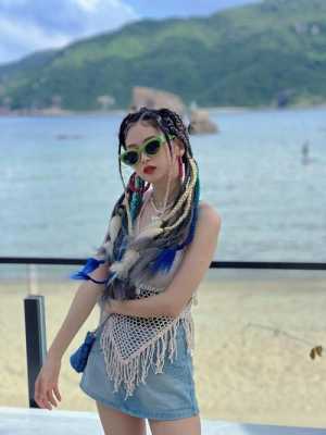 怎么藏发尾（三亚后海绑辫子步骤）