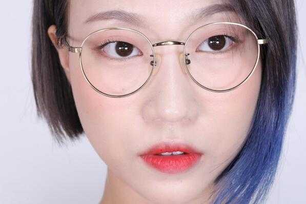 单眼皮戴什么眼镜（单眼皮小眼睛适合哪种眼镜）