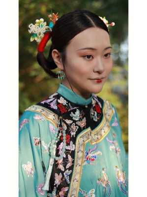清朝的头发是什么发型（清朝的头发是什么发型女）