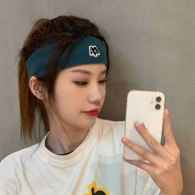 短发怎么带运动发带（短发运动发带的戴法）