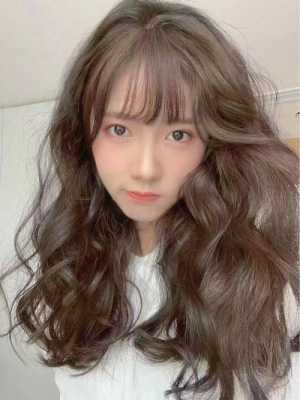 圆脸适合烫什么发型图片（圆脸适合烫什么发型图片女）