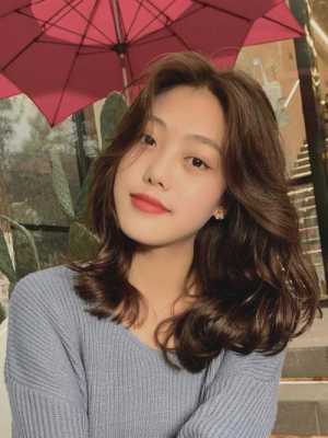 圆脸适合烫什么发型图片（圆脸适合烫什么发型图片女）