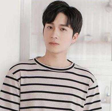 脸宽方脸适合什么发型（脸宽方脸适合什么发型男）