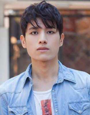 脸宽方脸适合什么发型（脸宽方脸适合什么发型男）
