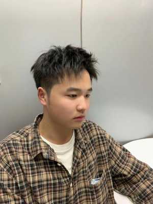 额头凸发际线高适合什么发型,发际线比较高适合什么发型男生