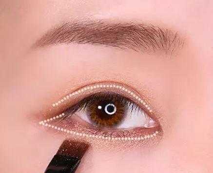 下眼睑上挑如何画眼妆,怎么画下眼影显眼睛大