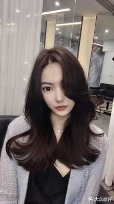 染发时比较接近黑色的颜色有哪几种,什么颜色头发接近黑色好看
