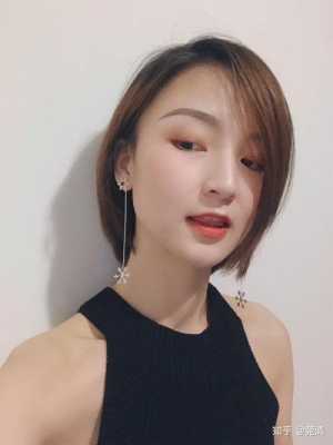 美人尖适合什么短发（短发搭配什么耳环好看）