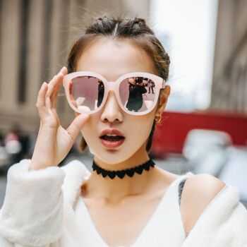 长脸适合什么眼镜女（长脸带什么眼镜好看）