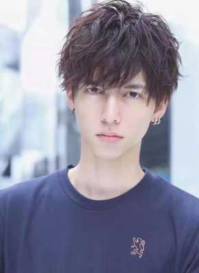 脸盘大适合什么发型（脸盘大适合什么发型男）