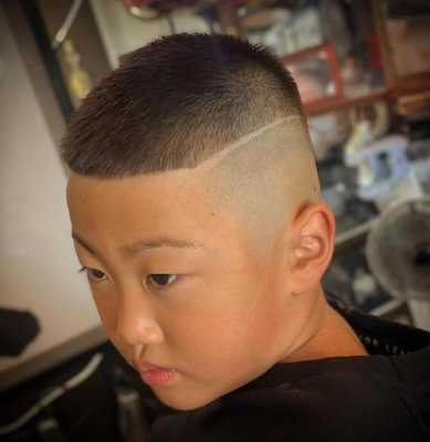 男童今年流行什么发型（大额头的小男孩适合什么发型）