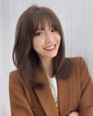 剪什么头发显脸小（什么领子显脸小）