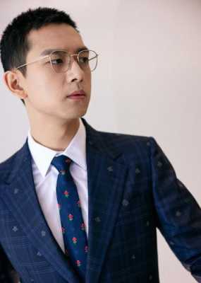 寸头圆脸适合什么眼镜,