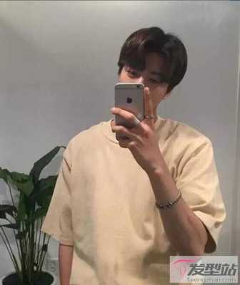 男生怎么吹头发微中分,男中分发型怎么弄好看