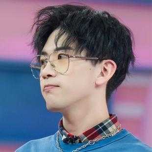 脸大男生戴什么眼镜显脸小,