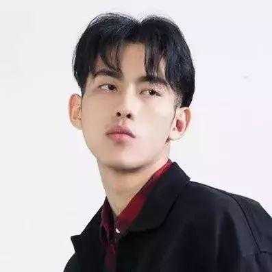 长下巴适合什么发型男（男生脸太长下巴太尖怎么办）