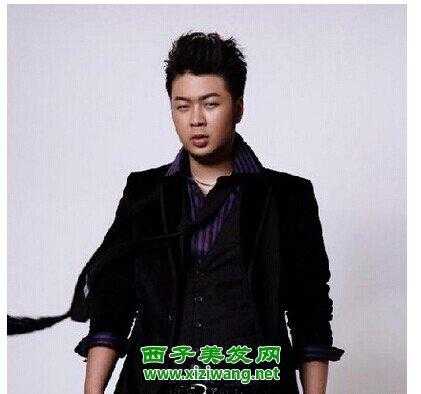 大饼脸适合什么发型男（大饼脸怎么改善脸型）