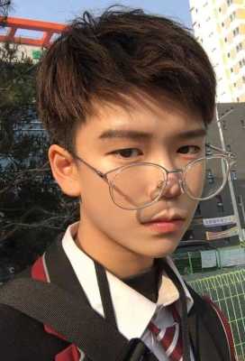 戴眼镜的男生适合什么流行的发型,
