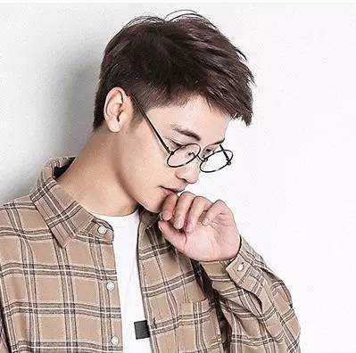 戴眼镜的男生适合什么流行的发型,