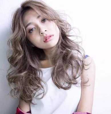 方圆脸塌鼻子适合什么发型,脸大鼻塌适合什么发型女