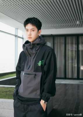 脸小穿什么衣服好看（脸小的男生适合的衣服）