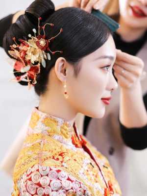 红唇妆怎么化（参加同事的婚礼化什么妆）