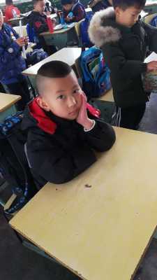 一年级老师给扎头发吗,老师适合什么发型男生