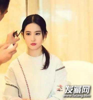 鹅蛋脸怎么扎马尾（自拍头发怎么扎好看）