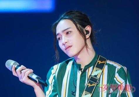 男生前面的刘海怎么蓬起来,男生怎么把刘海扎上去好看图解