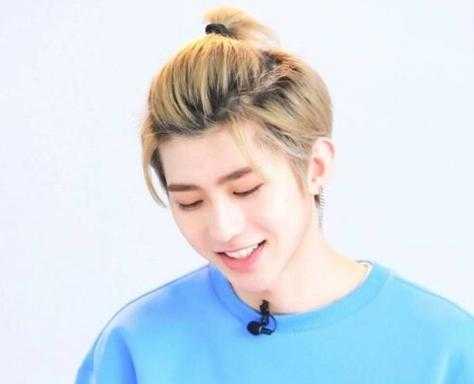男生前面的刘海怎么蓬起来,男生怎么把刘海扎上去好看图解