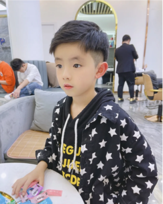 今年流行什么发型男童（大额头的小男孩适合什么发型）