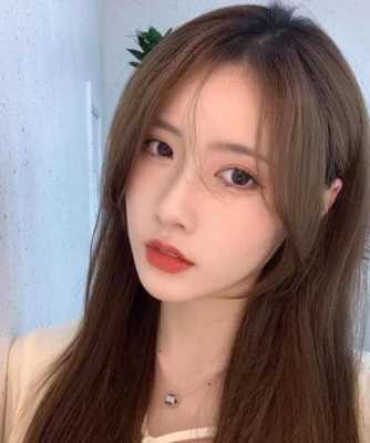 大脸留什么刘海好看（四十岁女人脸大适合什么刘海）