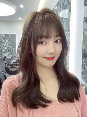 大脸留什么刘海好看（四十岁女人脸大适合什么刘海）