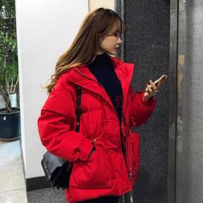 红色棉服怎么搭配（红色棉服怎么搭配好看）