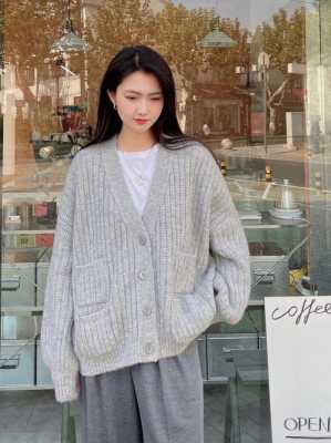 开衫的毛衣里面穿什么搭配,女开衫里面穿什么好看图片