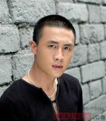 男大方脸适合什么发型（方脸适合什么发型男圆寸）