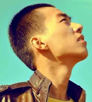 男大方脸适合什么发型（方脸适合什么发型男圆寸）