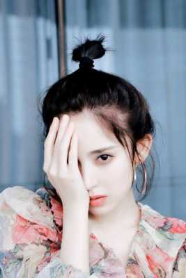 娜扎丸子头怎么扎（娜扎丸子头怎么扎好看）
