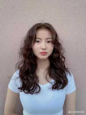 大圆脸适合编什么发型（脸又圆又胖，自然卷，留什么发型好看？易打理）