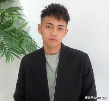 男额头高适合什么发型（男生额头发际线太高适合什么发型）