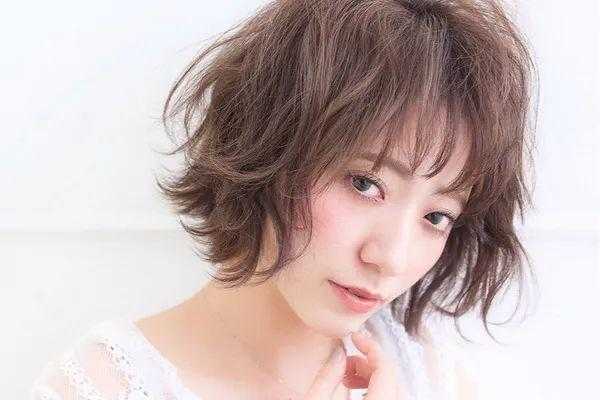 脸有点宽适合什么发型（长脸型的女性剪什么发型的短发好看）