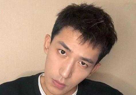 男生额头小适合什么发型（男生额头小适合什么发型图片）