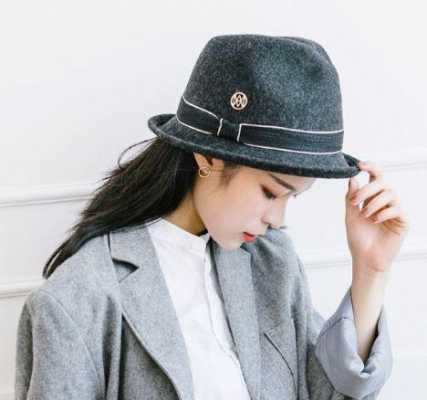 一次性帽子哪边戴前面,礼帽怎么带好看