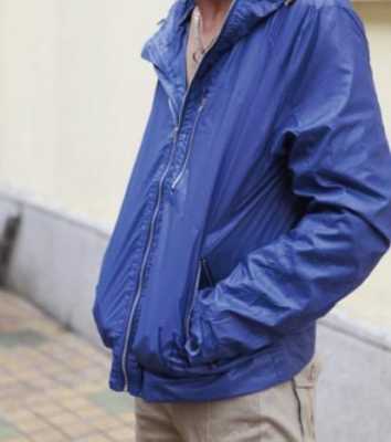 皮肤黑的男生穿蓝色衣服合适吗,男生有点黑染什么颜色头发好看