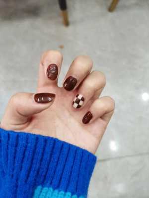 冬天做什么颜色的指甲好看（冬季适合什么颜色指甲）