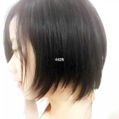 怎么让短发不翘（短发洗后在家怎么吹头发不翘）